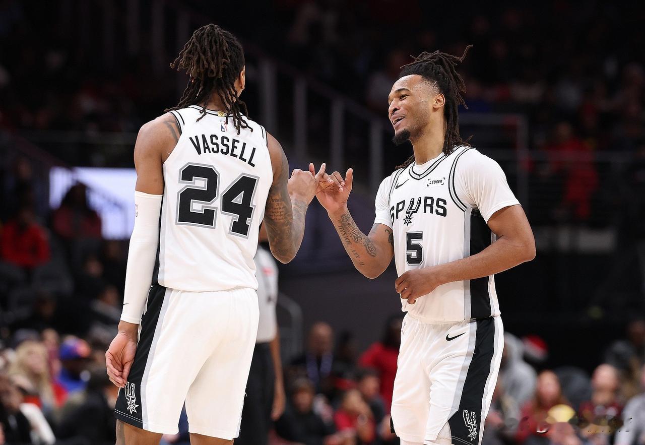 三克雷霆，他竟然成为了最无解的点！
算上今天的比赛，马刺队已经连续三场战胜雷霆队