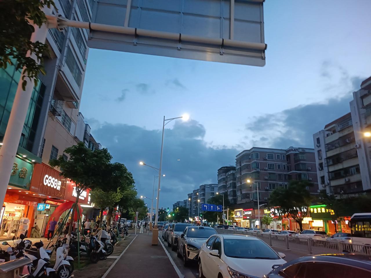 分享傍晚天空的美景
随手一拍都很美
都不妨驻足想看看
看看大自然的美
心情豁然开