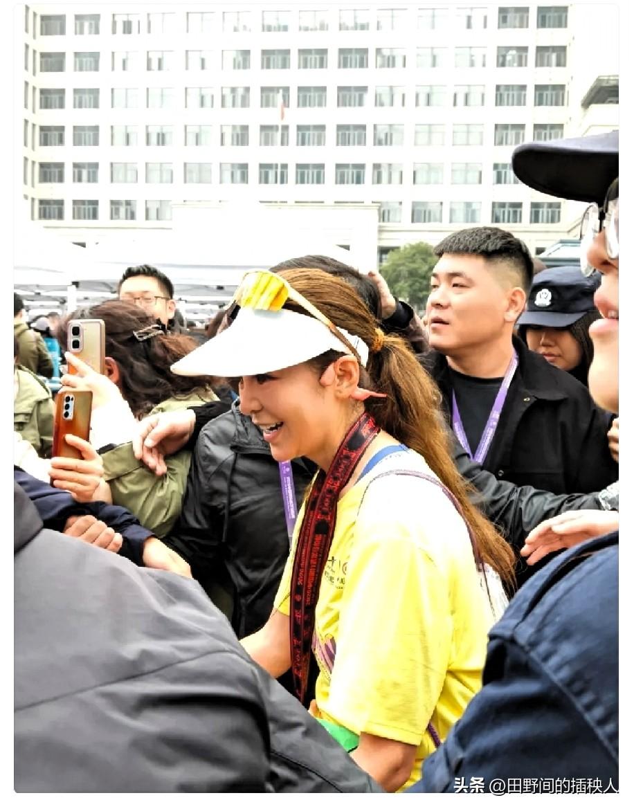 整个主持界我最搞不懂的人
估计就是朱迅了
明明她都53岁了，但是她看起来像只有三