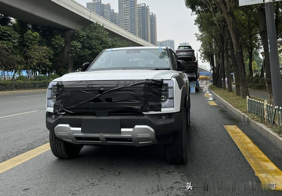 一组比亚迪全新皮卡谍照曝光。

看拍摄环境是在国内无疑，但这台车却是右舵版，不用