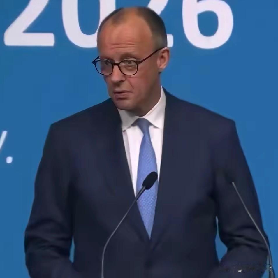 德国总理默茨今天在接受采访时说：“美国有3亿人口，而世界人口有80亿。77亿人不