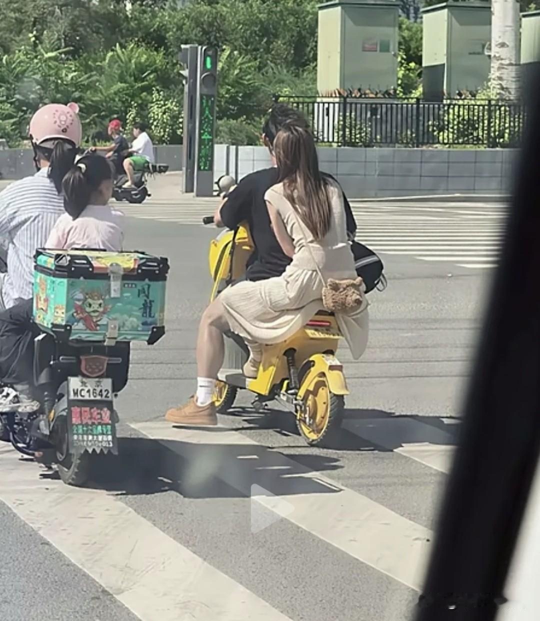 一开始我跟你一样，认为这样的女孩子不去踢球太可惜了。