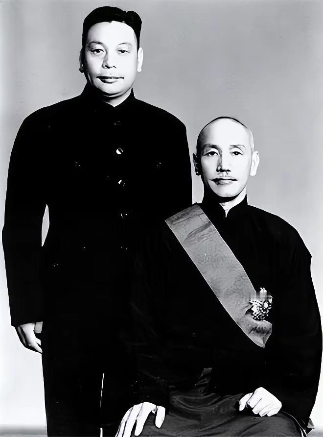 大家有没有一个感觉建丰和凯申长得不是很像，尤其是脸型。反倒是纬国和凯申长得更像一