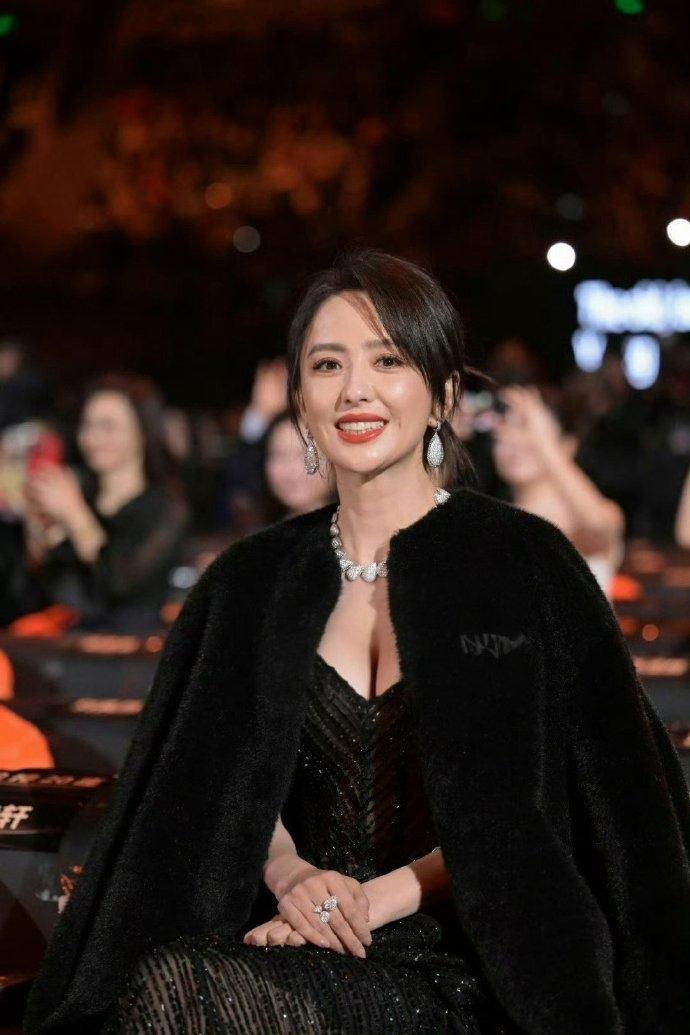 佟丽娅越来越丰腴迷人了，皮肤又白又嫩，这状态绝了[呲牙][呲牙][呲牙]佟丽娅​