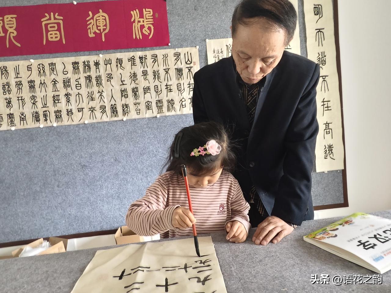 传授毛笔书法，我家小孙女练得可认真了，毛笔练习写字 儿童学习书法
