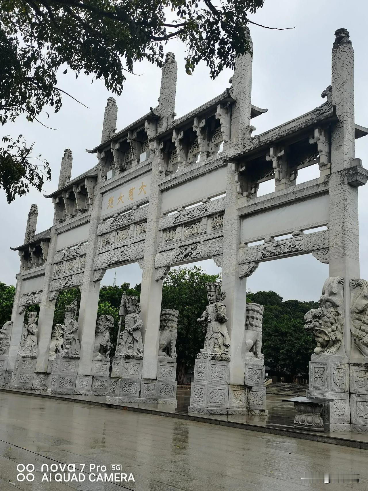 红尘炼心，借人修己，借假修真，
你我本自具足！修，是擦拭灰尘，拨云见日，回归清净
