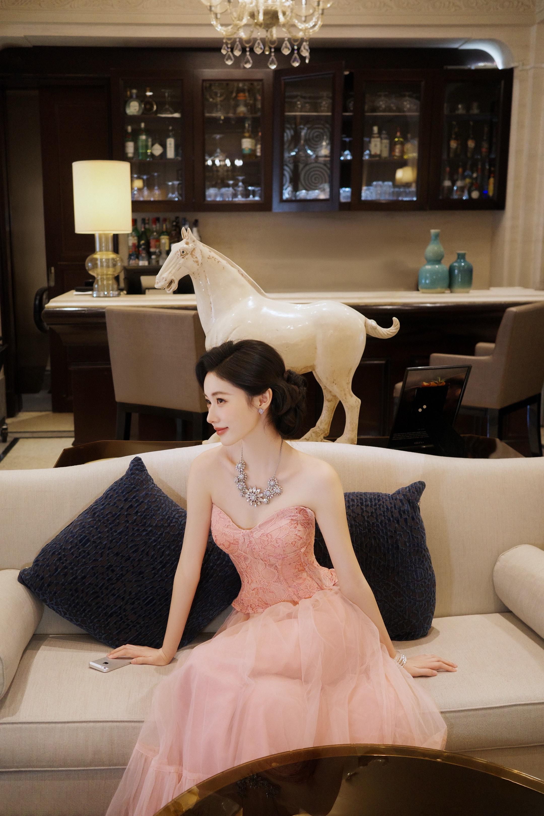 被你牵着的手是不可能的画面。