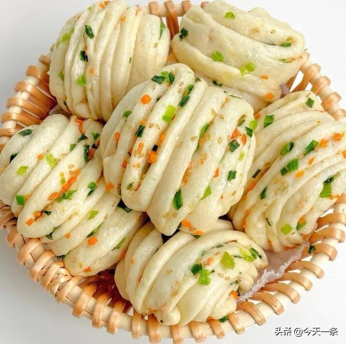 纯手工花卷，河南人最爱。
如果想减肥，一次吃一个就够了。面食少吃为宜。
[大笑]