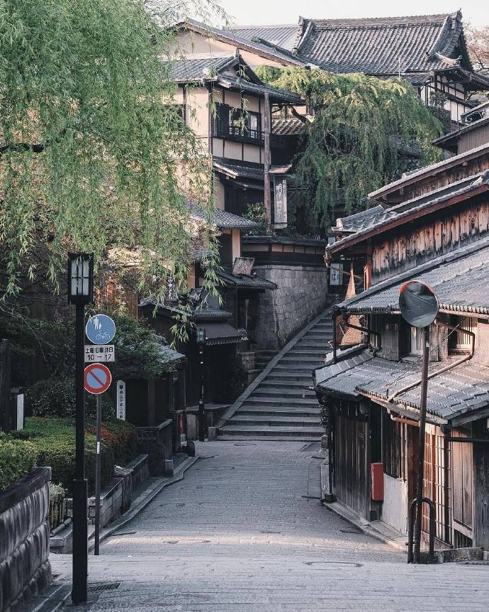 「句子控」有哪些你收藏了很久的宝藏短句？1.吹灭读书灯，一身都是月。——桂苓2.