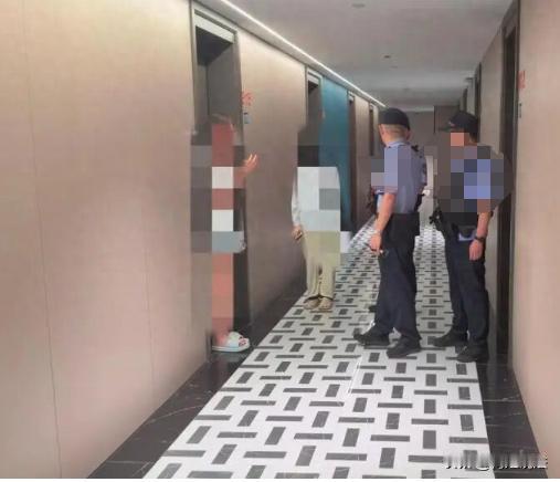 陕西西安，女子去公寓酒店里开房入住，男友怀疑女子跟别的男人约会，为了确定屋内俩人