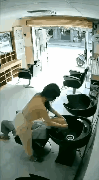 “狼”来了？
哈哈哈：裤子都掉下来了，薅着头发拖拉着就往家拽，混到如此地步，还不