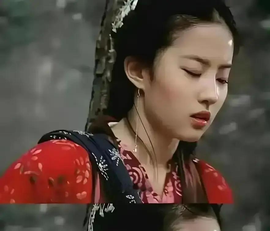 拉链卡死那刻，命运翻盘
 
S码裙卡住腰，刘亦菲被叫去隔壁试赵灵儿。三分钟，她成