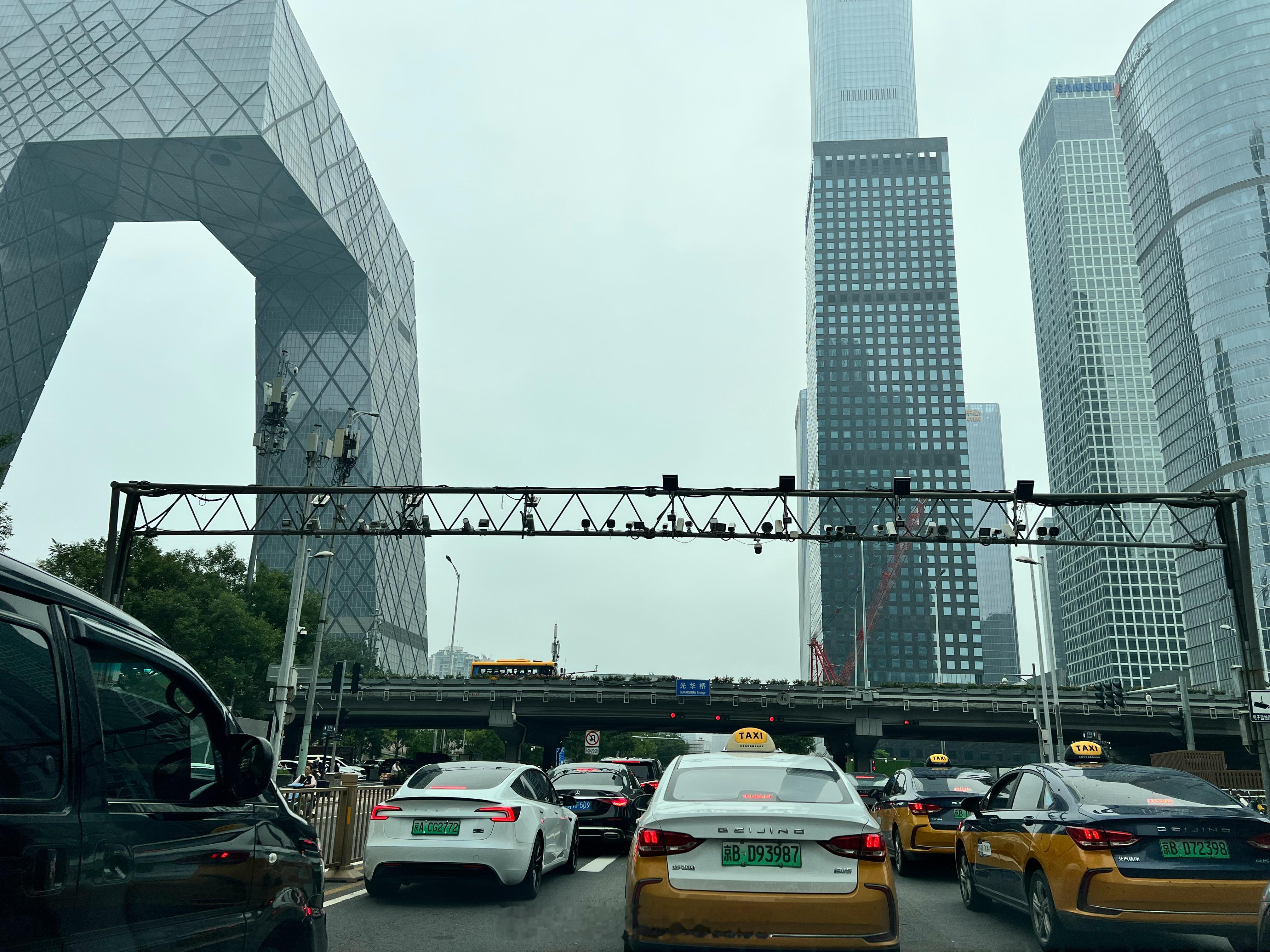 刚刚开车路过北京国贸这边的大裤衩和中国尊，发现这个路口横杆上的摄像头都快布置满了
