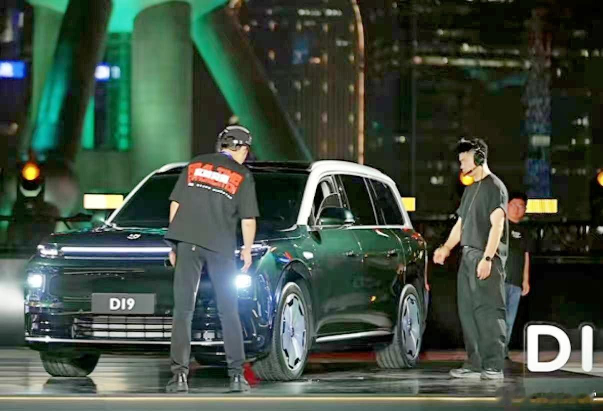 这应该是零跑 D19 明晚发布会彩排的图，真的是大。绿色车漆、双色车身、大饼轮毂
