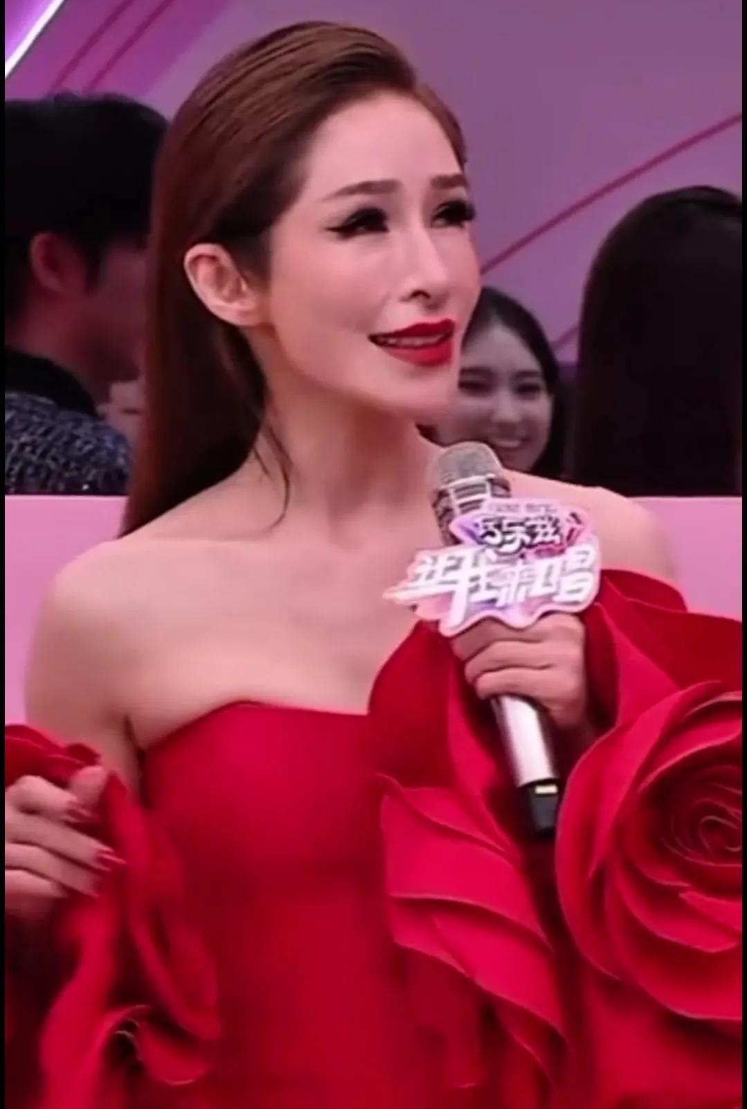 可惜了，这还是以前那个被无数人奉为梦中情人的萧亚轩吗？

萧亚轩一个过了气的老熟