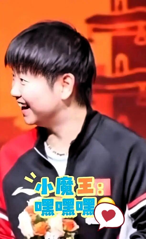 张怡宁一个抬手，瞬间戳中泪点！

镜头里，莎莎笑着问：“宁姐，下次颁奖还来吗？”