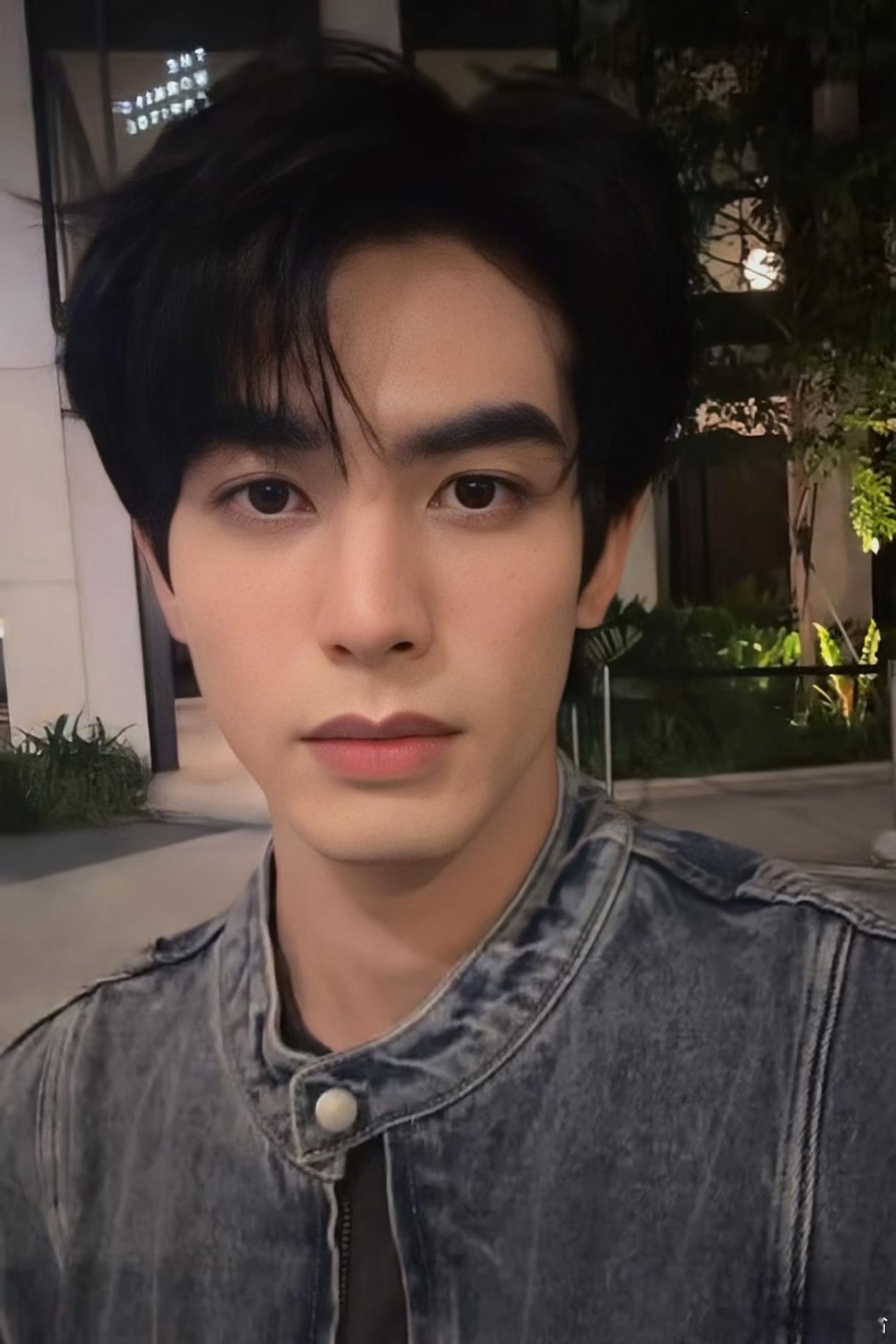 宋威龙 忍住 开启《忍住》🎶单曲循环🔁被赵今麦盖章“剧组歌神”时，耳尖泛红忍