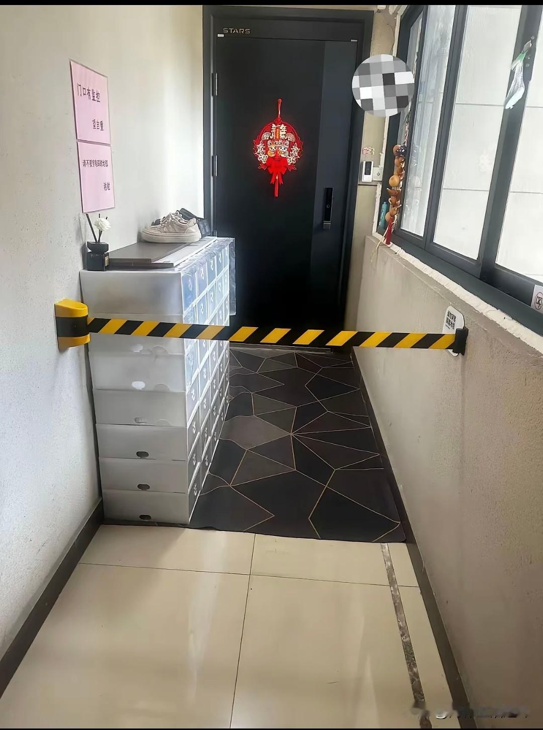 遇到这样的邻居，你们会怎么做？
几天前我把邻居在距离我家比较近的拉上警戒线，展现