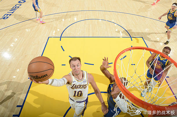 雷迪克：“哇，卢克-肯纳德，他直接带动了我们的进攻。我们真的很久没有这种能搅乱对