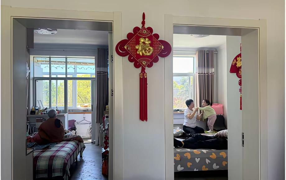 四世同堂。
这是一个有福气的家庭。
幼有所教老有所养。
年轻人拼事业。
大红福字