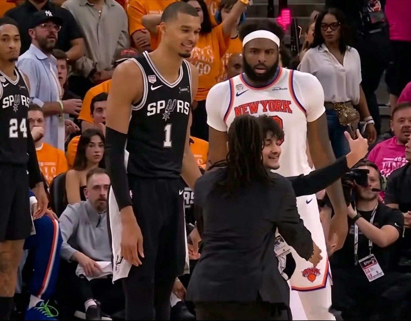NBA总决赛球迷冲场文班亚马被球迷当场合影总决赛G1马刺主场激战尼克斯，第四节比