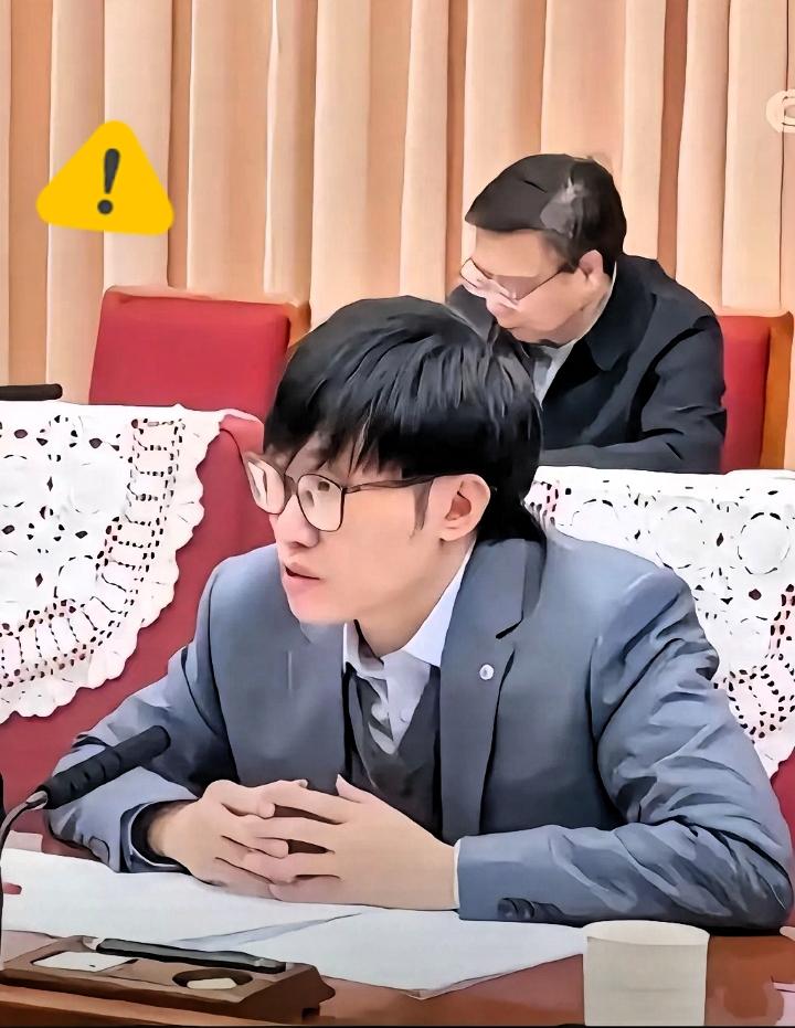 硬气！
AI大佬拒23场海外邀约，看穿境外技术围猎！

守住国产AI底牌！梁文峰