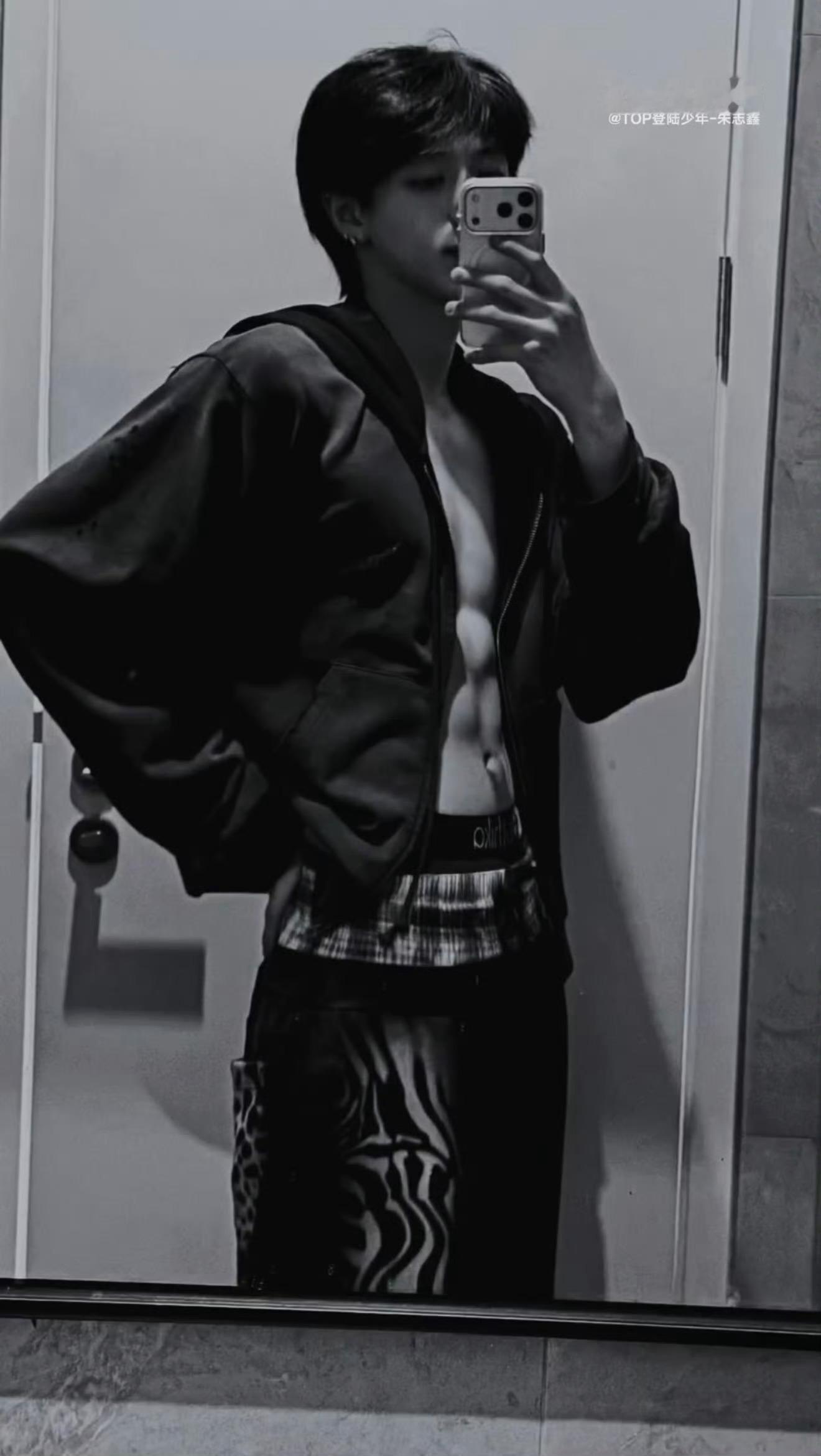 朱志鑫你倒是睡了 朱志鑫大早上露腹肌