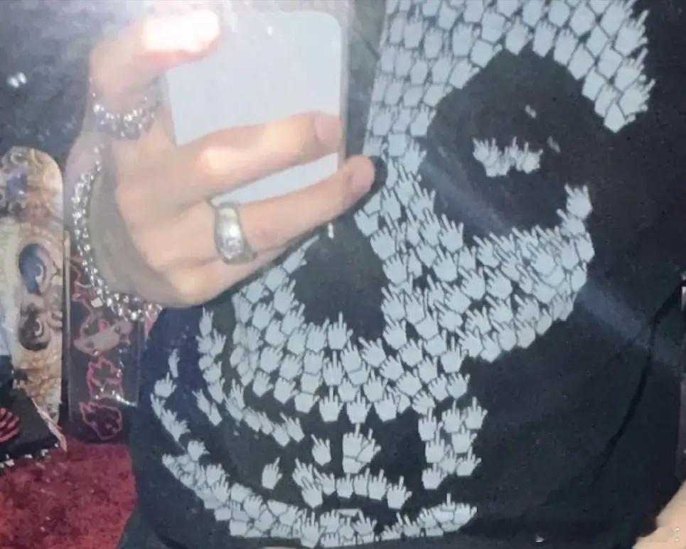作为爱豆穿这种不明意味的衣服是不是不太好啊？如果是你担你能接受吗 