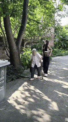 九旬阿婆身手矫健，惊呆晚辈。岁月不减活力，健康硬朗便是真福气！