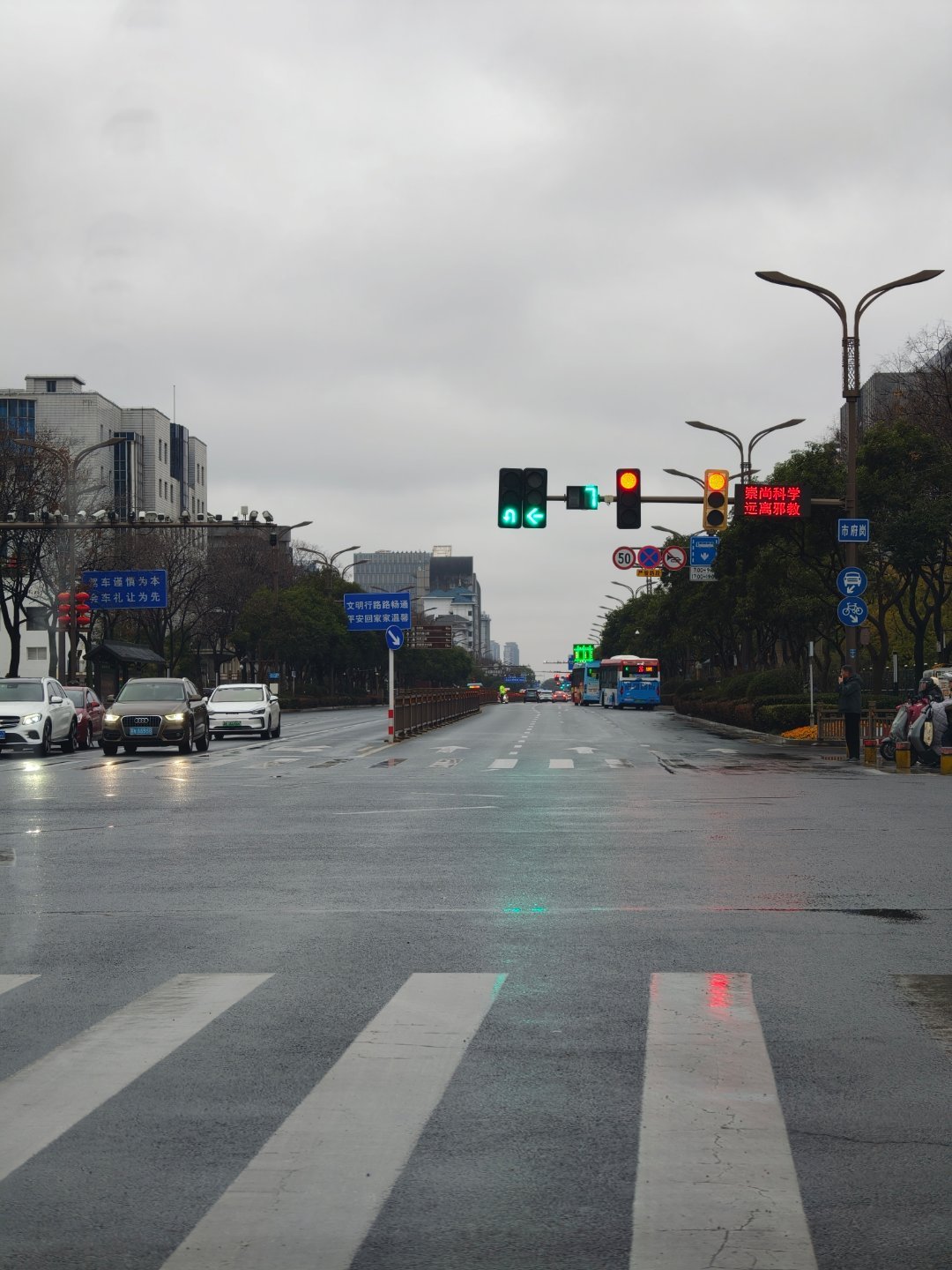 昨天一些路口车多到封路，今天路上车子明显少了许多 