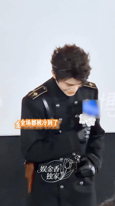 丁禹兮说完谐梗耳朵红了丁禹兮说自己最像大象见面会采访笑点满满，丁禹兮直言自己最像