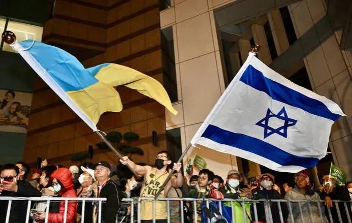 有人认识这两面旗子吗？
这里可是民进党竞选总部，里面就坐着“台独”分子赖清德和萧