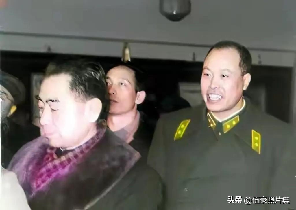 1959年12月23日，​哈军工学院政委谢友法中将（右一）陪同周恩来总理视察哈军