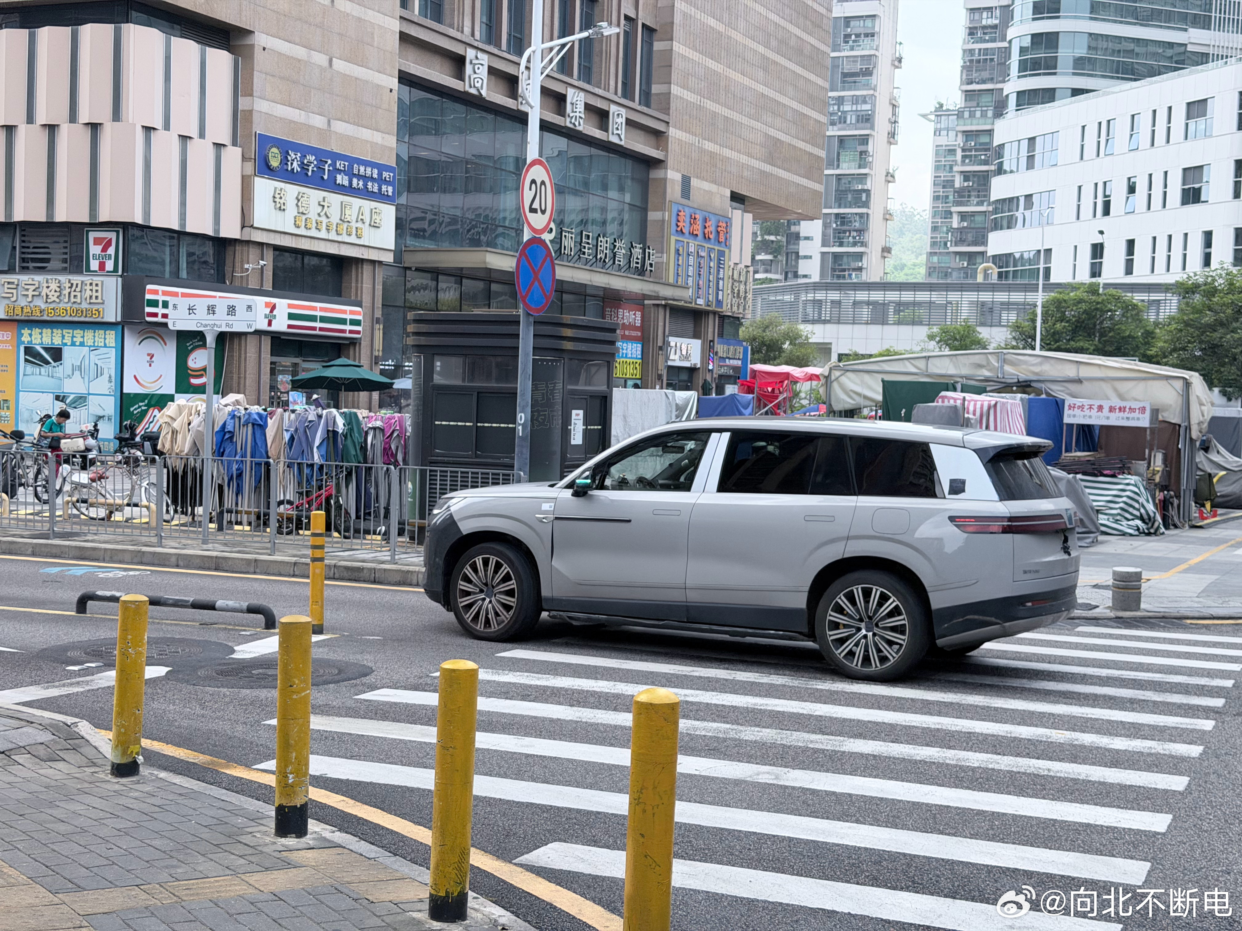 家门口偶遇一辆腾势 N9 的测试车，不过它还是曾经的样子[doge]下一代的变化