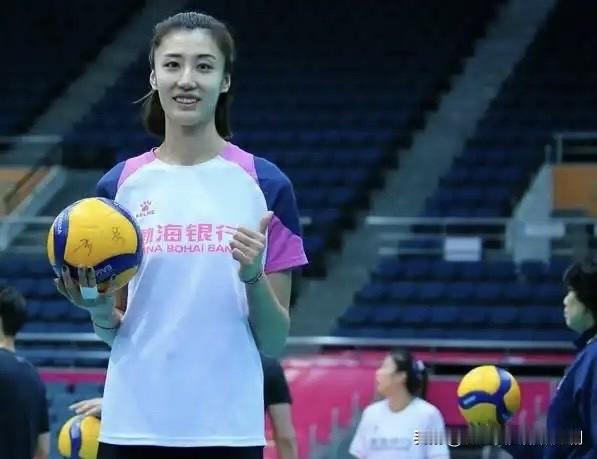 加拉塔萨雷女排25-26赛季完整名单：

🏐 二传: 🇹🇷 纳兹 - 🇳