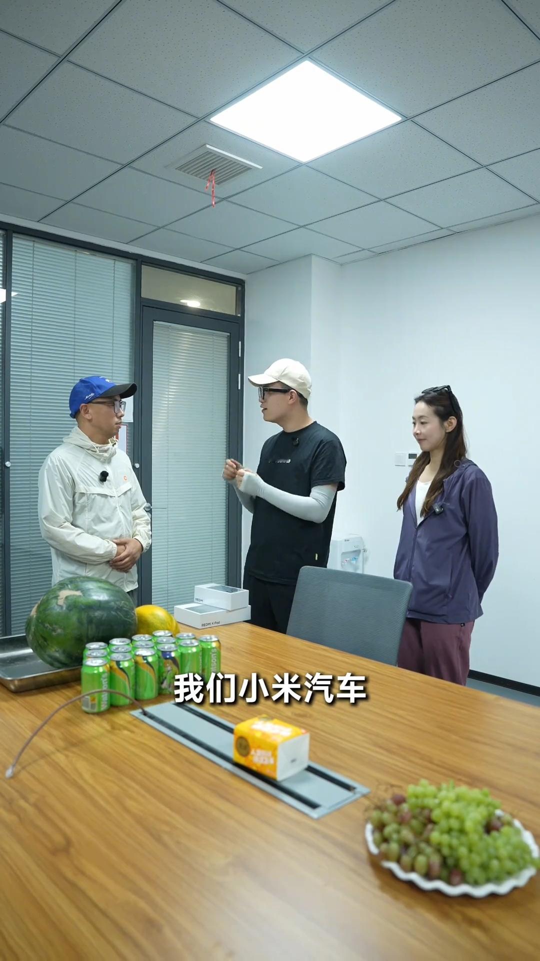 馨心站在王腾身后站的笔直[哈哈]好乖 ​​​