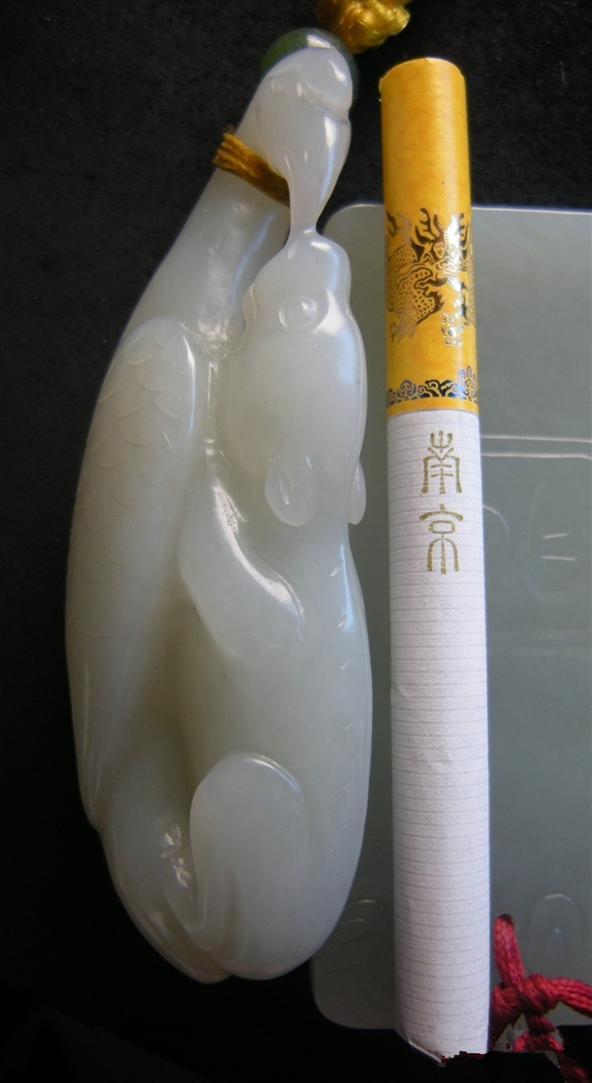现代 . 和田白玉鹰熊佩饰一件尺寸：重56.81克，长82.6毫米，宽32.5毫