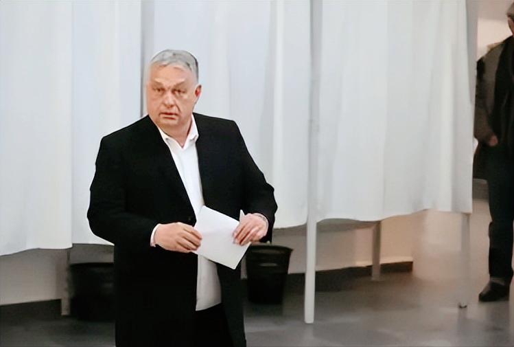 匈牙利执政多年的欧尔班没稳住阵脚，直接把国会多数席位拱手让人，更有意思的事他居然