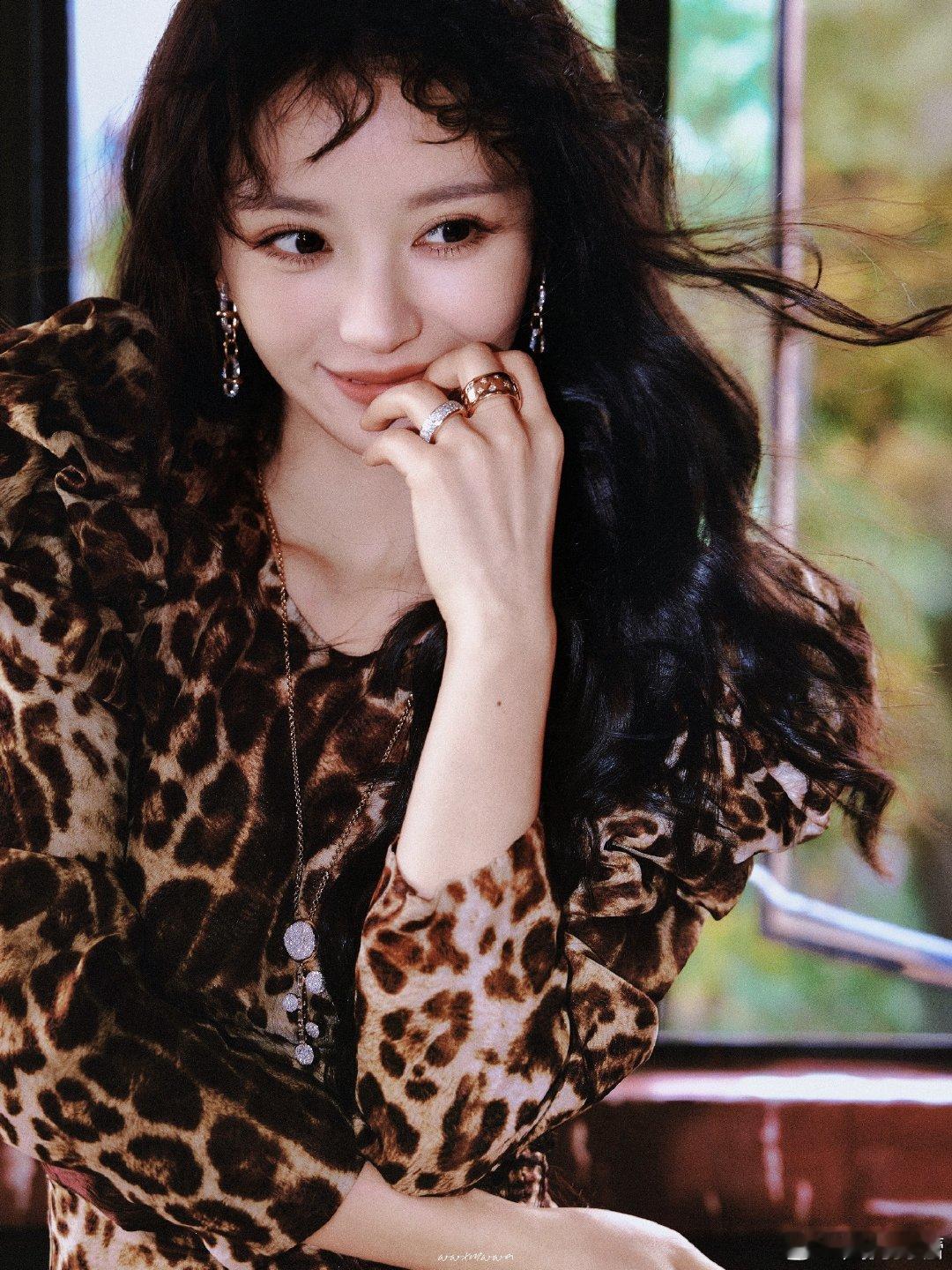 田曦薇 被田曦薇的飞吻迷倒了 救命！尖叫之夜红毯的田曦薇太会了！颜值抗打还疯狂飞