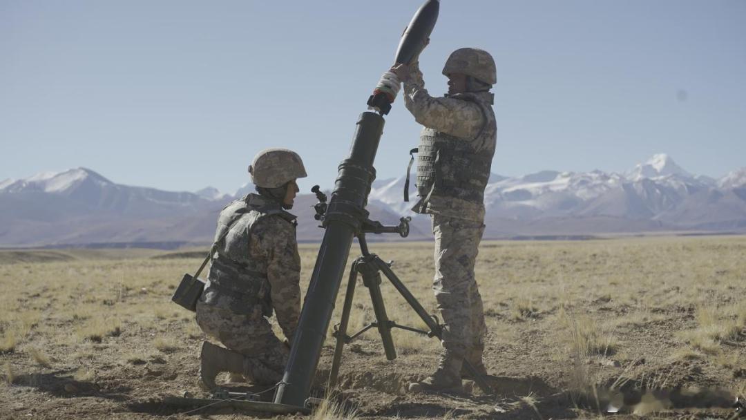 高原重炮迫击！76集某旅火力分队在高原腹地开展迫击炮实弹射击演练，全面检验高寒高