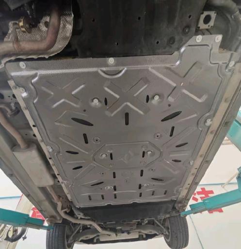 如果你的爱车是一辆电动汽车，我的建议就是一定要在有条件的时候将底盘升起来看一看，