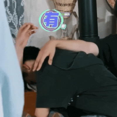 我家一位轻轻摸手 一位直接抓手[惊恐][惊恐] ​​​