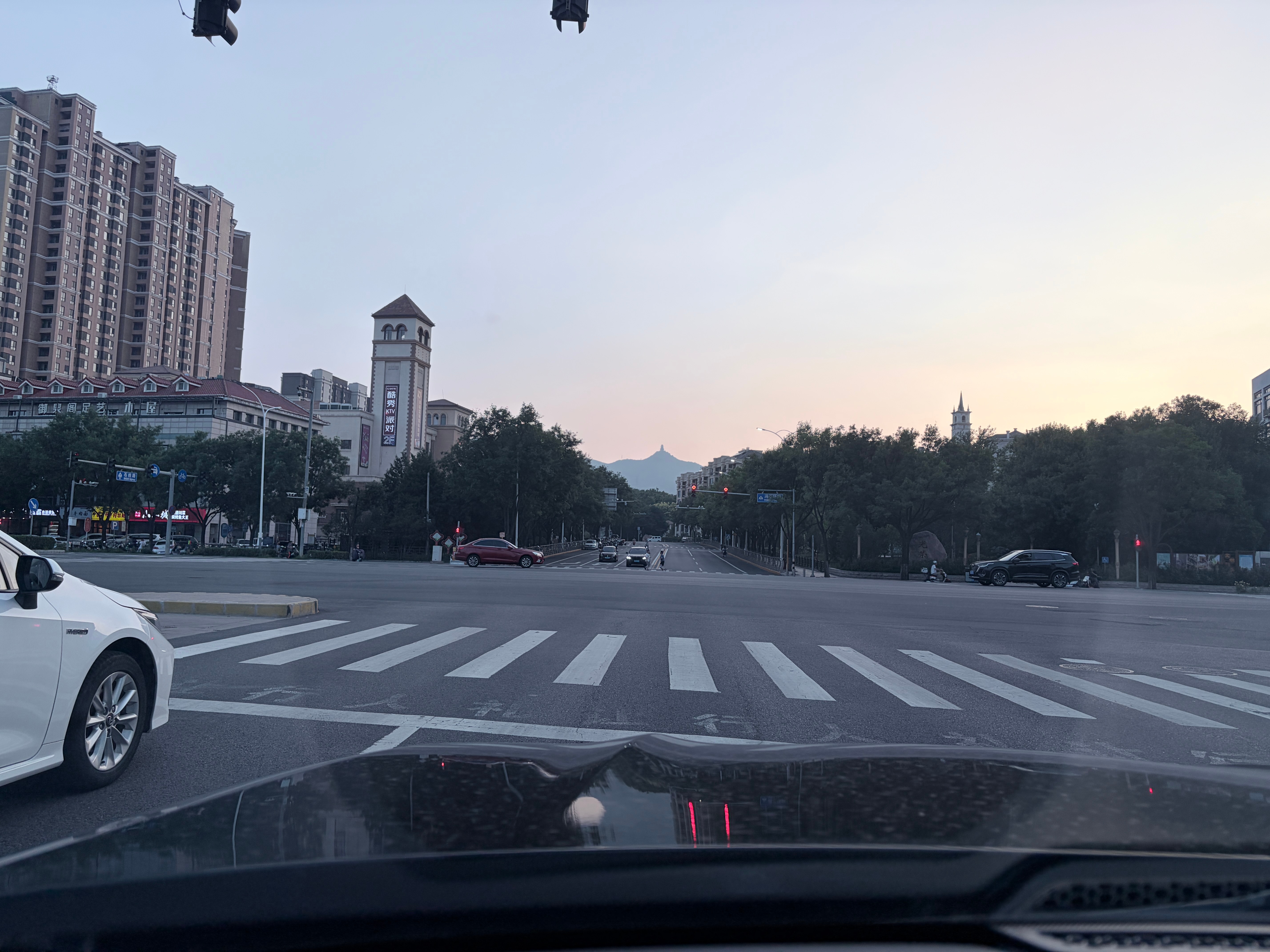 百年之后，没有你也没有我，房子与瓦片都带不走，爱恨情仇更带不走。人生只此一程，吃