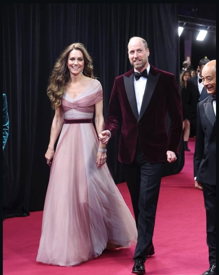 她哭肿了眼，但威廉低声提醒：镜头前不能掉泪。
昨晚她看《哈姆雷特》泣不成声。
可