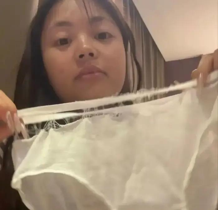 救命！街上一名穿一次性内裤女性，原地抠出三室一厅的逻辑谁懂啊
一，离谱到能上热搜