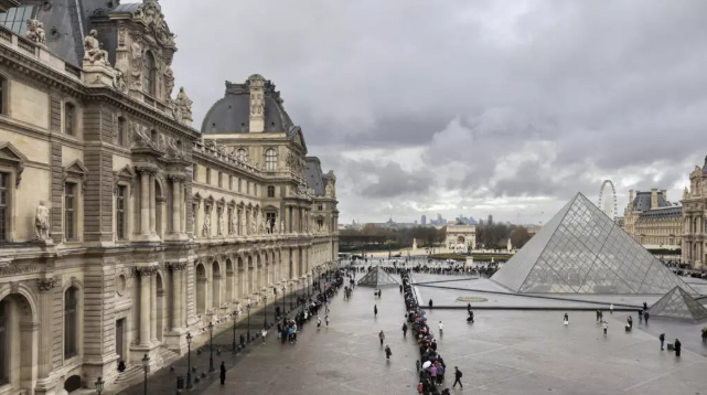 【卢浮宫对多数非欧盟游客门票涨价45% 用于上月被窃后的改造升级】巴黎卢浮宫周四