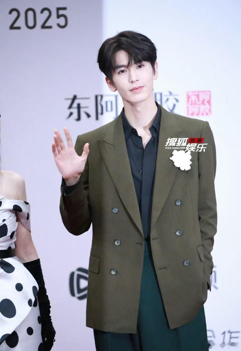 张凌赫星光大赏红毯生图，白色胸花深绿色西装造型，依旧帅得稳定发挥，红毯满分男！