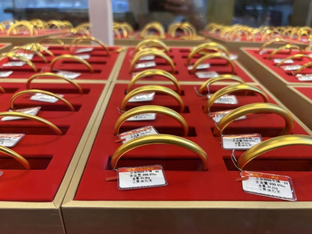 #男子接连抄底入手黄金已亏1万多#【我一买就跌？！杭州男子接连“抄底”，入手16