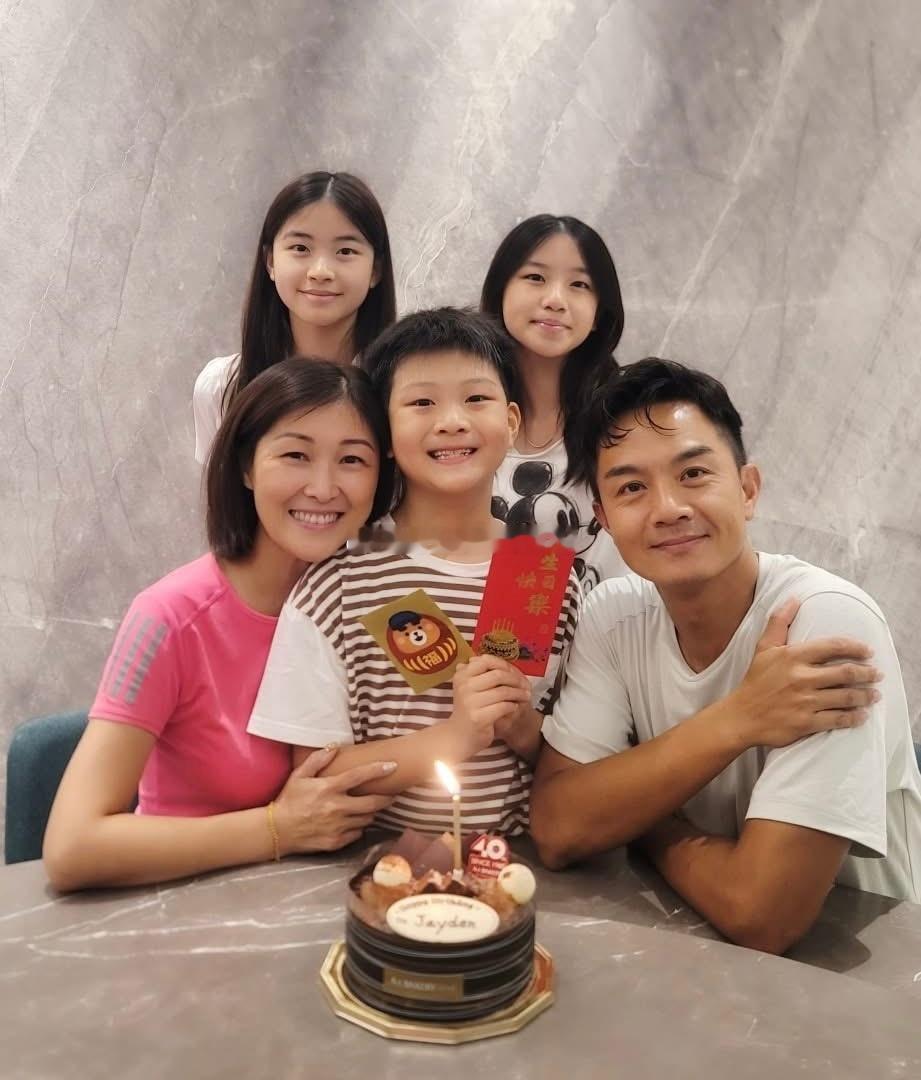 胡诺言儿子9岁生日，一家人庆祝。 ​​​