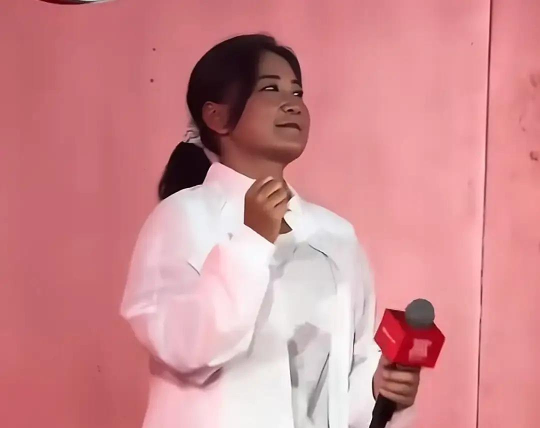 贾玲在巴黎时装周亮相时，一身橙褐色皮衣配黑短裙，大背头梳得干净利落，直接震住了不